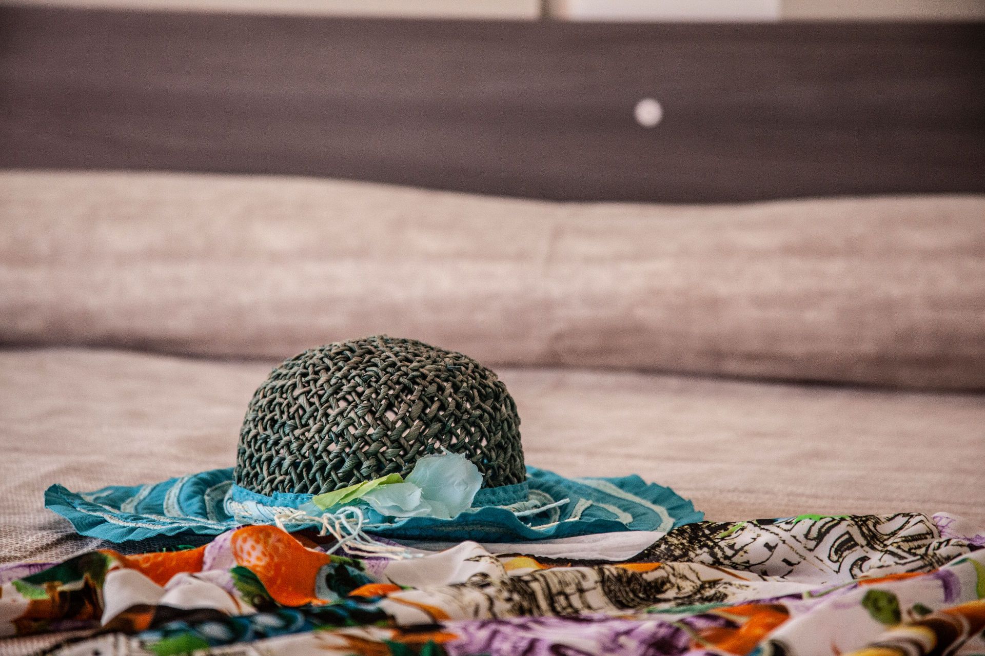 cappello di paglia sul letto del b&b Incanto di Luna a Vieste vicino al mare Pizzomunno