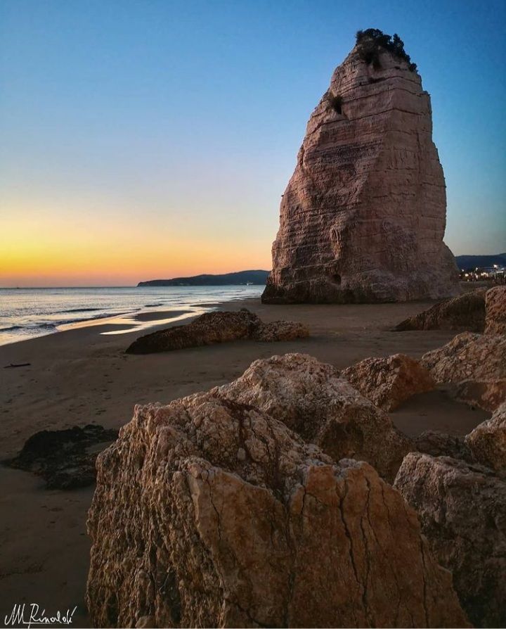 Pizzomunno Al Sorgere Del Sole Legenda Pescatore Sirena Sulla Spiaggia Di Vieste Gargano