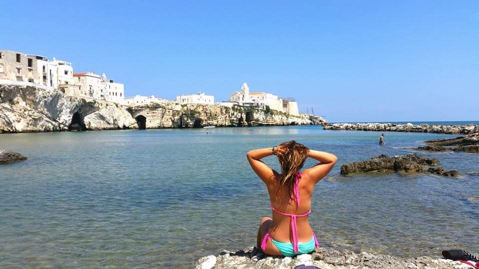 Ragazza Si Tocca I Capelli Sotto Il Sole Nella Baia Di Vieste Centro Storico Gargano