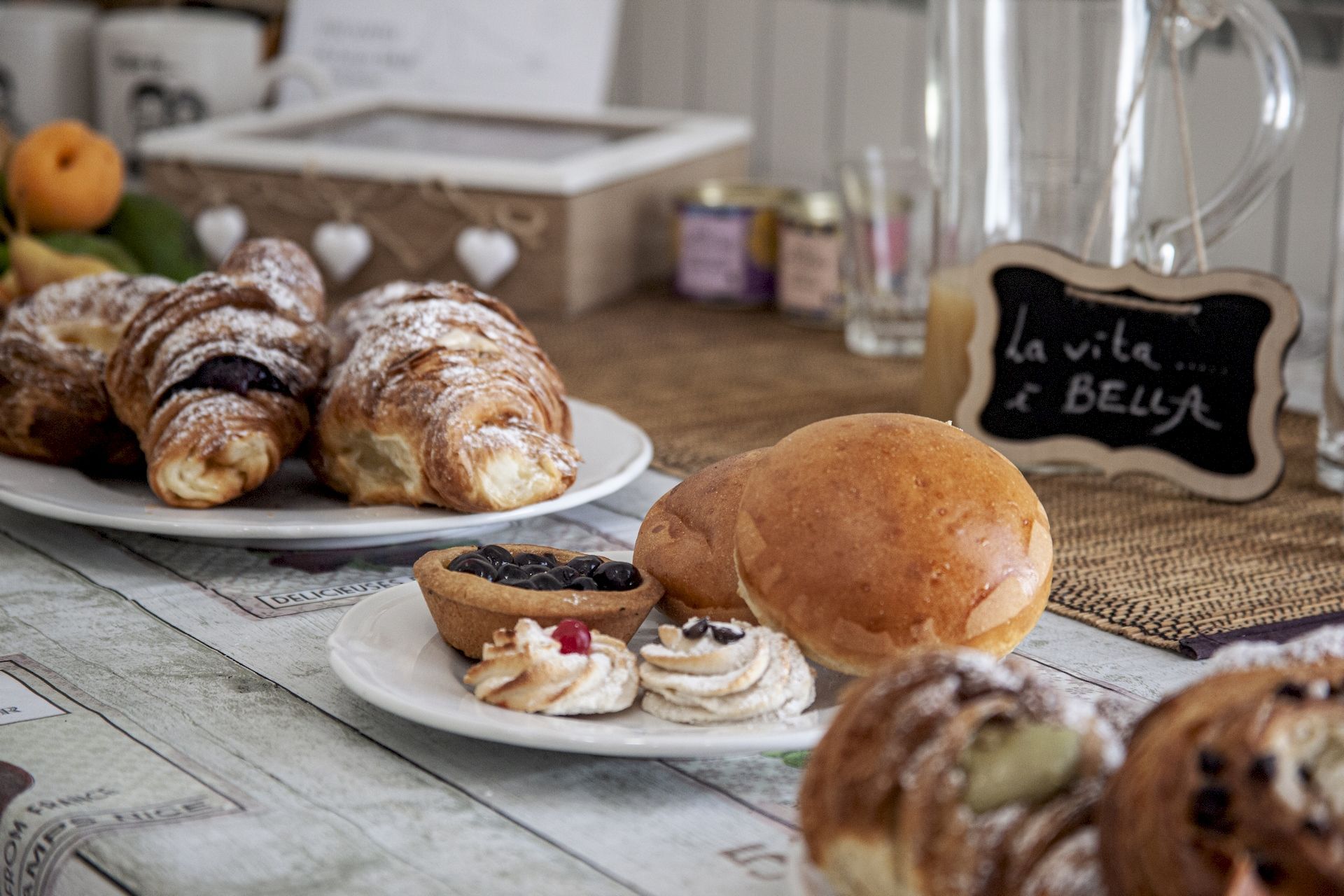 tavola colazione con cornetti e dolci freschi del B&B Incanto di Luna vicino al mare Pizzomunno Vieste nel Gargano