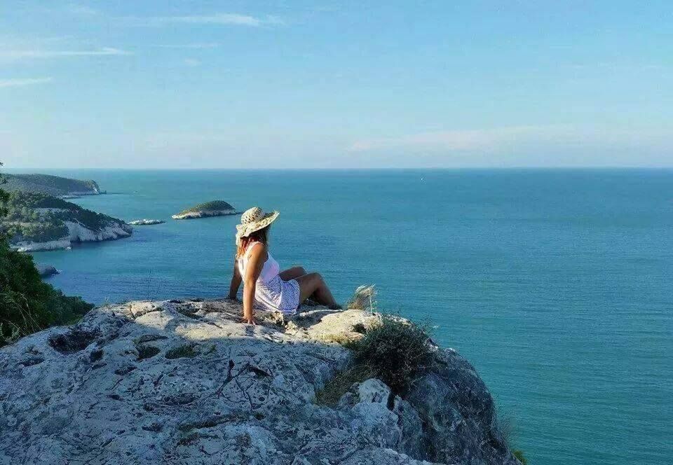 Ragazza Dolci Pensieri Al Tramonto Sul Mare Architiello San Felice Vieste Gargano