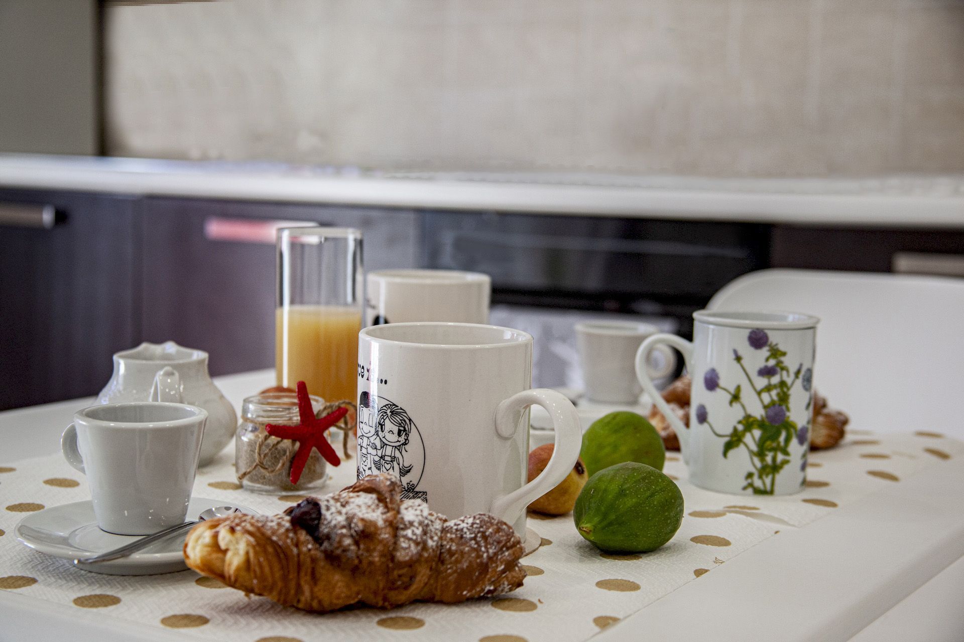 tavola colazione con cornetti fichi freschi locali del B&B Incanto di Luna vicino al mare Pizzomunno Vieste nel Gargano