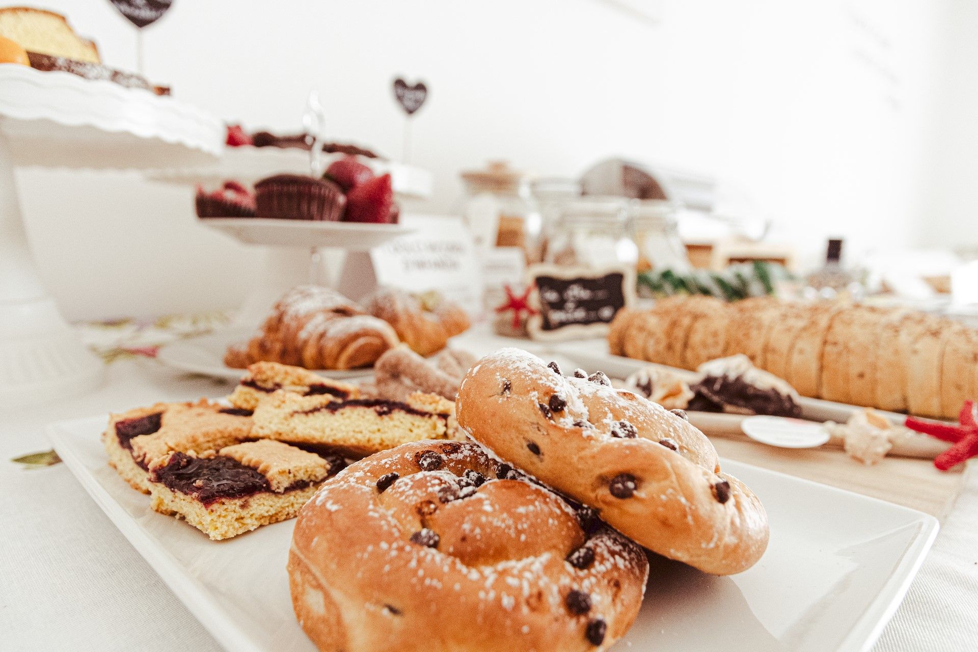 colazione con paste torte e dolci freschi del B&B Incanto di Luna vicino al mare Pizzomunno Vieste nel Gargano
