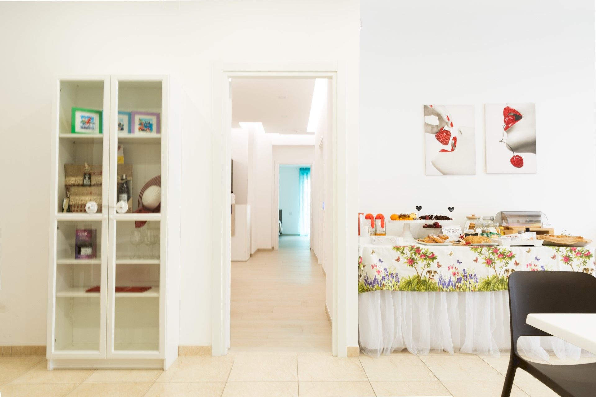 sala colazioni del B&B Incanto di Luna vicino al mare Pizzomunno Vieste nel Gargano