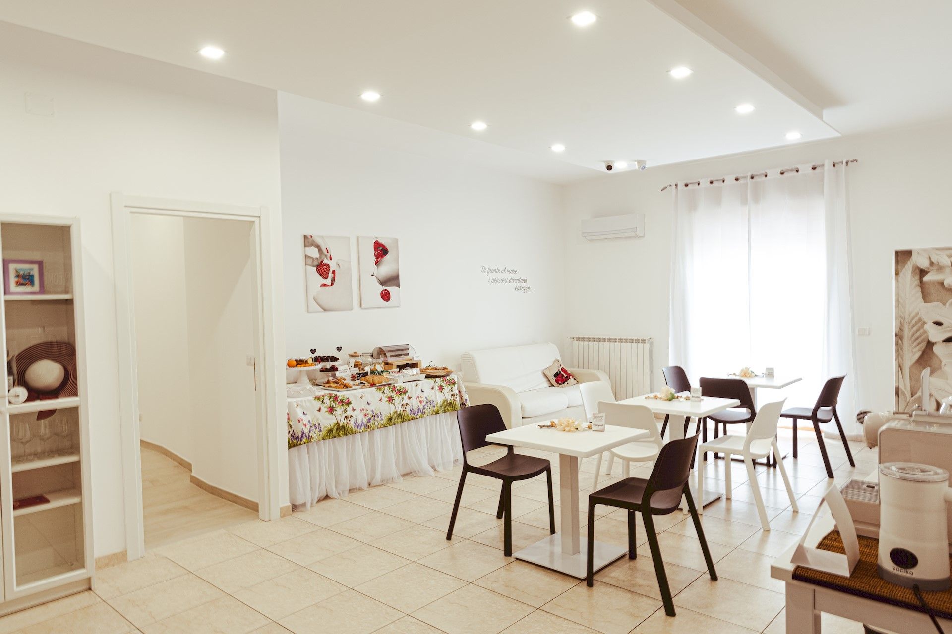 sala colazioni del B&B Incanto di Luna vicino al mare Pizzomunno Vieste nel Gargano