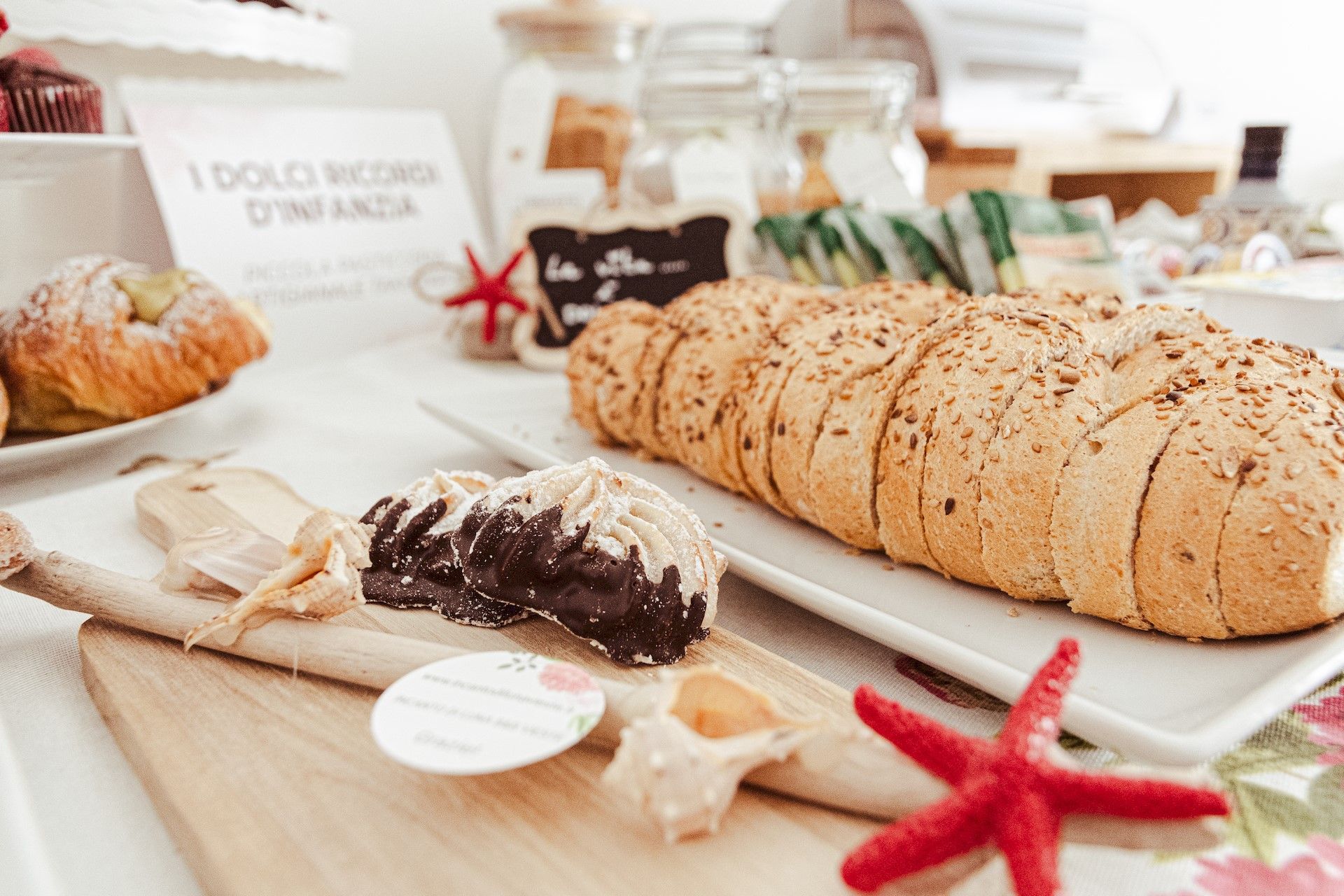 colazione con pane fresco e marmellate del B&B Incanto di Luna vicino al mare Pizzomunno Vieste nel Gargano