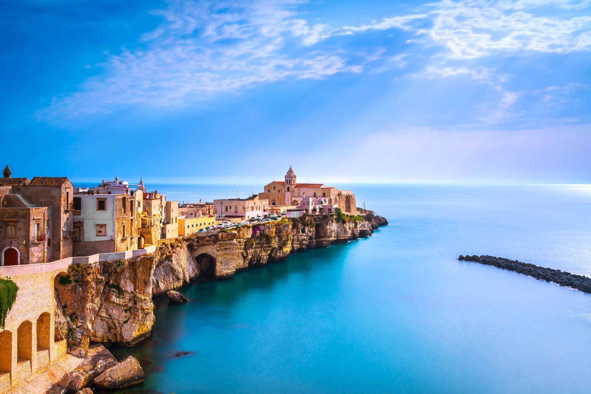 vista centro storico di Vieste dal mare