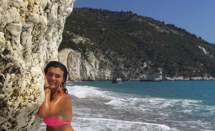 Ragazza Sulla Spiaggia Di Ghiaia Bianca Baia Di Vignanotica Vieste Gargano